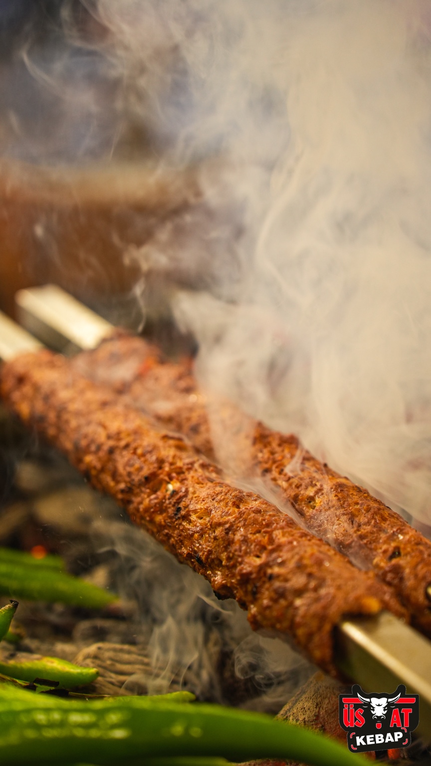 Üstat Kebap’ta köz üzerinde pişen kebap ve biberler